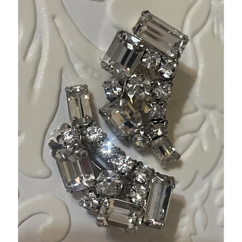 Stunning Vintage Unsigned Weiss Clip On Rhinestone Earrings